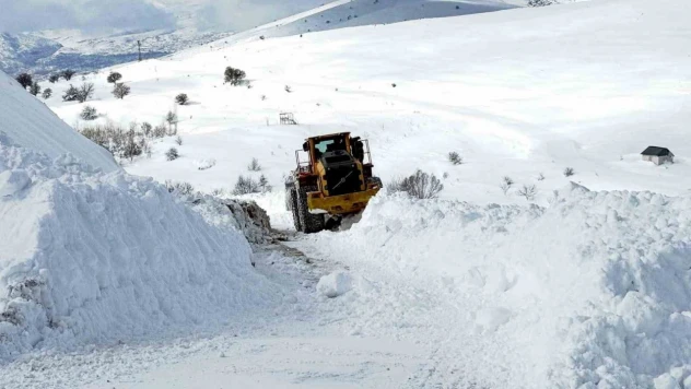 Çemişgezek'te karla mücadele: Köylünün sevinci kameraya yansıdı