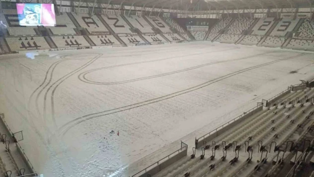 Elazığ Atatürk Stadyumu karla kaplandı