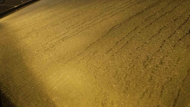 Elazığ'da araçların camları buz tuttu