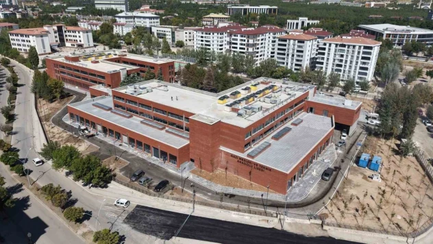 Elazığ'da CHP'li belediyelerin yapımını üstlendiği okul halen bitmedi