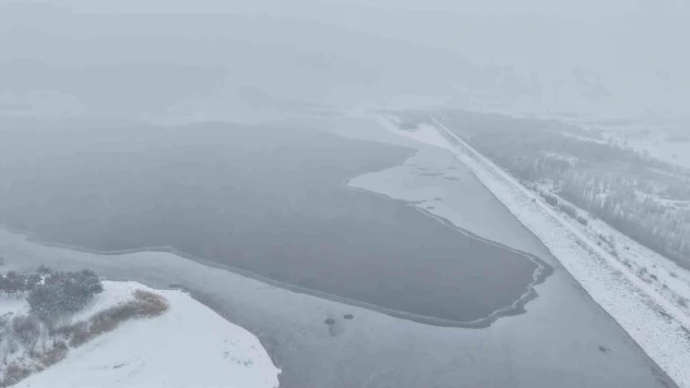 Elazığ'da Cip Baraj Gölü'nün bazı kısımları buz tuttu