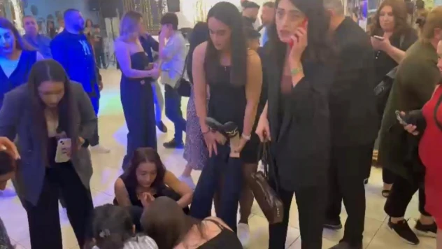 Elazığ'da depremde korkan kadın düğün salonunda bayıldı