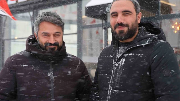 Elazığ'da doğaseverin köpeklerle zor anları dron kamerasında