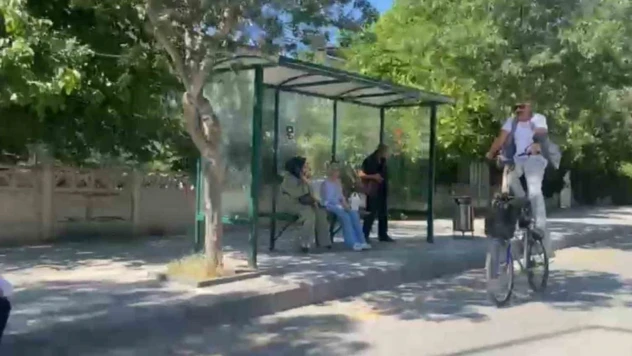 Elazığ'da ilginç görüntü: Yüksek bisikletiyle caddede tur attı