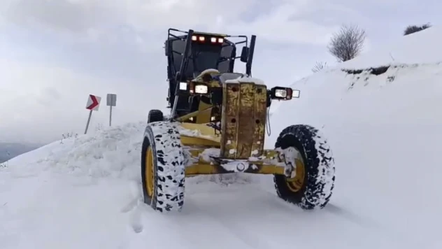 Elazığ'da kapalı 310 köy yolunda çalışmalar sürüyor