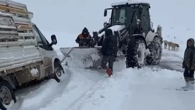 Elazığ'da şarampole düşen araç kurtarıldı