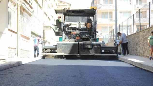 Elazığ'da yol yenileme çalışmaları devam ediyor