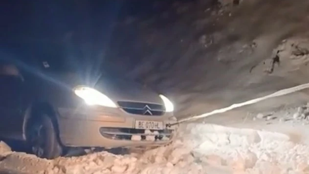 Elazığ'da yolda mahsur kalan araç kurtarıldı