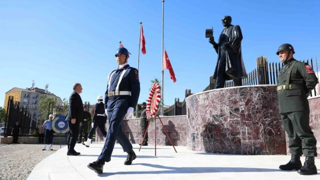 Elazığ'da Zafer Bayramı kutlamaları çelenk sunumu ile başladı