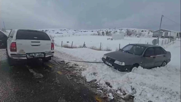 Göreve giden valilik koruma ekibi, yolda kalan vatandaşı kurtardı