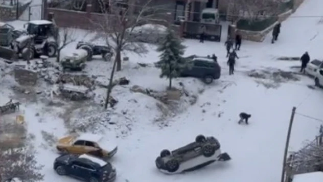 Kayan araç park halindeki aracı devirdi: O anlar kamerada