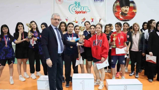 Malatya'da badminton ve futsal il şampiyonları kupalarını aldı