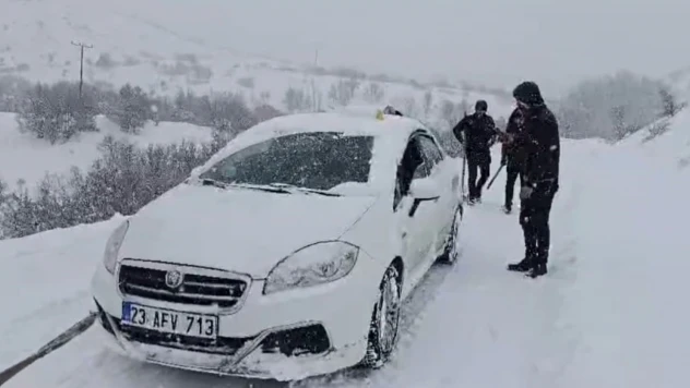 Malatya'da karlı yolda kalan araç ve hasta vatandaşlara büyükşehir ekipleri yetişti