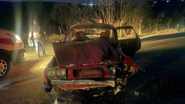 Manisa'da iki otomobil kafa kafaya çarpıştı: 8 yaralı