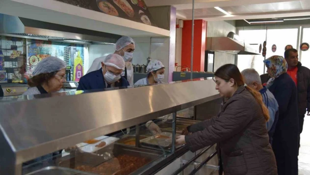 Manisa deprem bölgesi için üretmeye devam ediyor