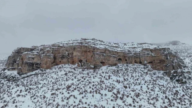 Milyonlarca yıllık vadi beyaza büründü