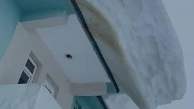 Ovacık'ta bina çatılarında sarkan kar kütleleri hayrete düşürdü