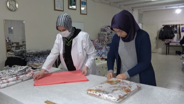 Sinop'ta depremzedeler için nevresim takımı üretiliyor
