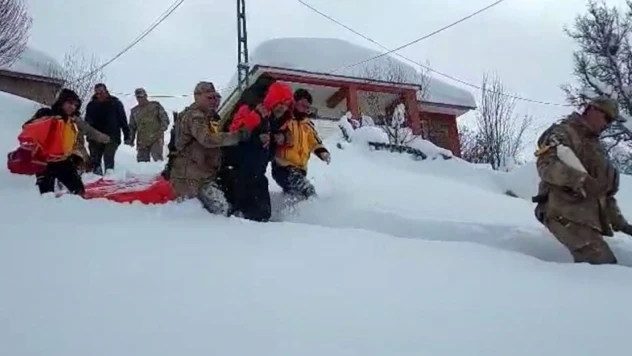 Tunceli'de ekipler 1 kilometre yürüdü, hasta hastaneye ulaştırıldı