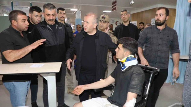 Vali Hatipoğlu midibüsün devrildiği kazada yaralıları ziyaret etti