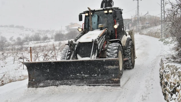Yeşilyurt'ta karla mücadele aralıksız sürüyor
