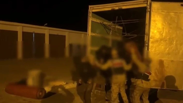 'Ev eşyası var' denilen kamyonda 60 göçmen çıktı