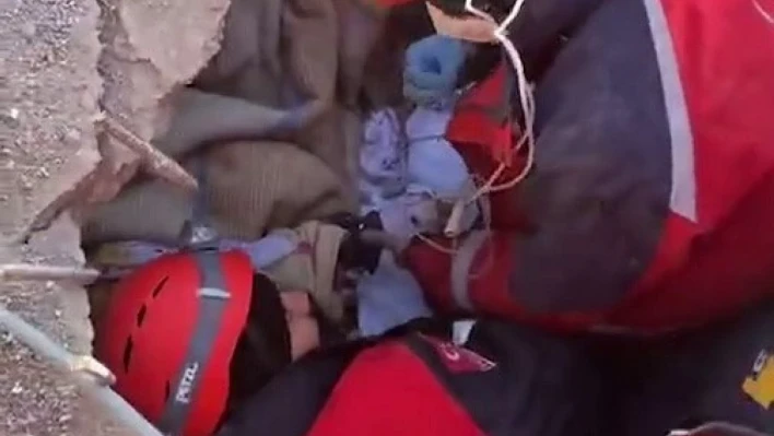 'İmdat' diye seslenince 222 saat sonra sağ kurtarıldı