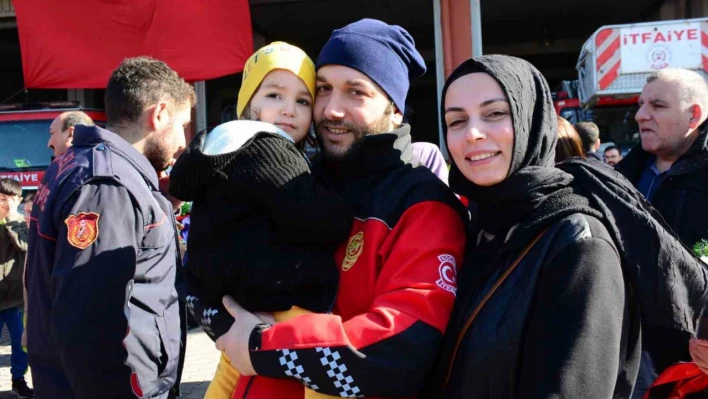 1 gün boyunca enkazda kalmıştı, bu kez 82 cana umut olan ekibin parçası oldu