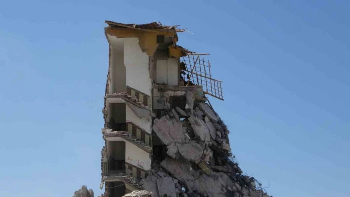 1 günde üç depremle sarsılan Malatya'da ağır hasarlı binaların yıkımlarına hız verildi