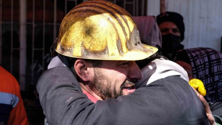 11.günde 248.saatte kurtarılan Aleyna Ölmez'in yakınları madencilere sarılıp ağladı