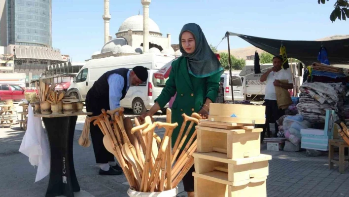 162 gündür yıkılan iş yerinin bulunduğu yerde satış yapıyor