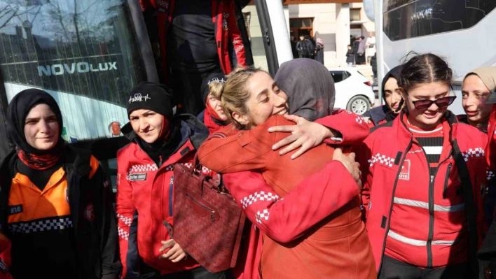 222 saat sonra gelen inanılmaz kurtuluşun kahramanları gözyaşlarıyla karşılandı