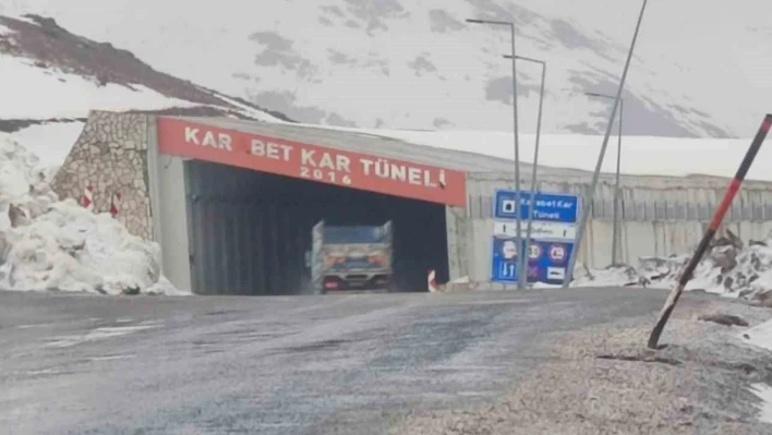 3 bin rakımlı Karabet Geçidi'nde kar etkili oluyor