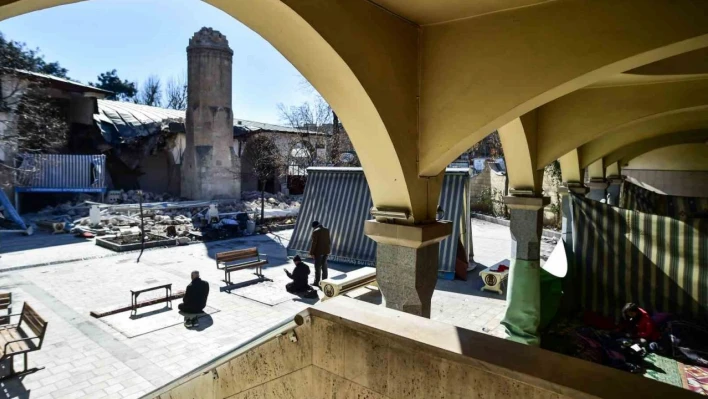 527 yıllık tarihi cami depremde hasar gördü