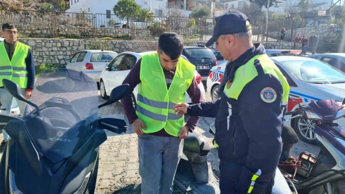 6 ayda 700'den fazla yelek dağıtıldı