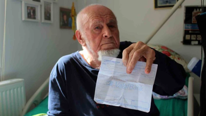 90 yaşındaki emekli madenci, kötü gün birikimini depremzedelere bağışladı