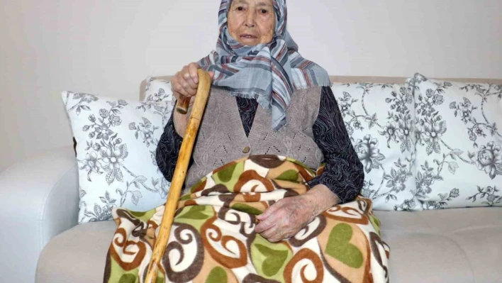 90 yaşındaki Zehra nine evinin kapılarını depremzede aileye açtı