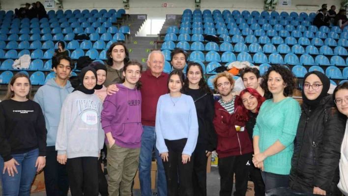 ABD vatandaşı depremzedeler için gönüllü olarak görev yapıyor