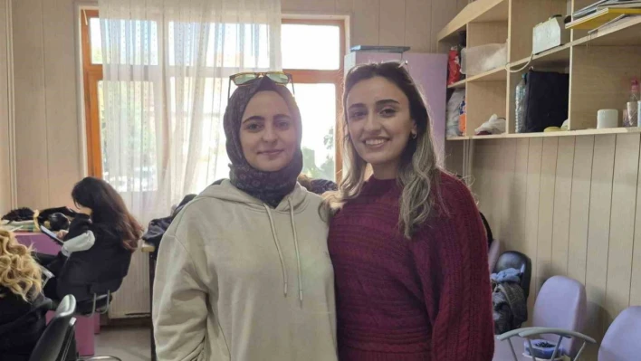 Abla ve kardeş, hayalleri için kuaförlük eğitimi alıyor
