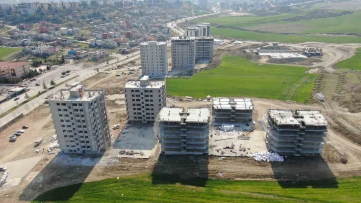 Adana'da yapımı devam eden inşaatlar durduruldu