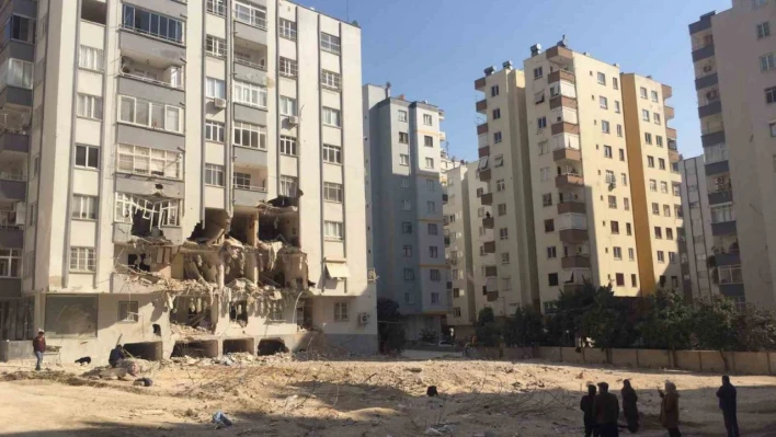 Adana'da yıkılan ve 418 kişiye mezar olan bina enkazları dron ile görüntülendi