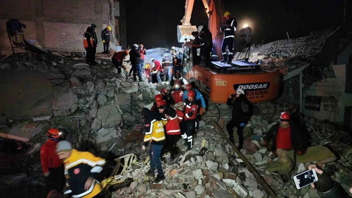 Adıyaman'da 1 kişi enkazdan 65 saat sonra kurtarıldı