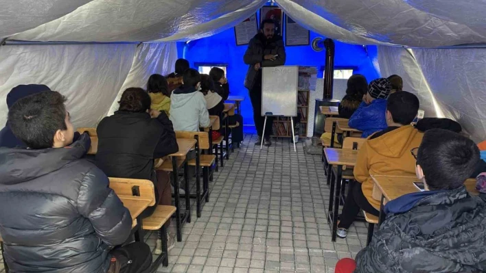 Adıyaman'da çocuklar çadır sınıflarda ders başı yaptı, İstiklal Marşı'nı okudu