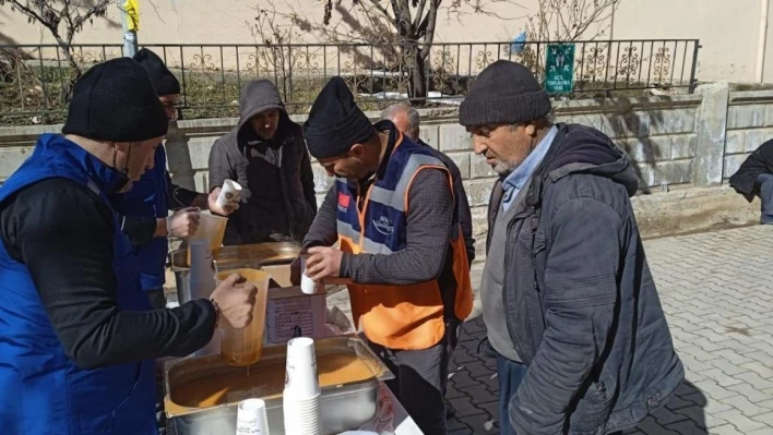 Adıyaman'da depremzedelere sıcak yemek