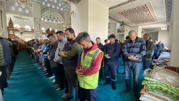 Adıyaman'da hasar görmeyen camilerde cuma namazı kılındı