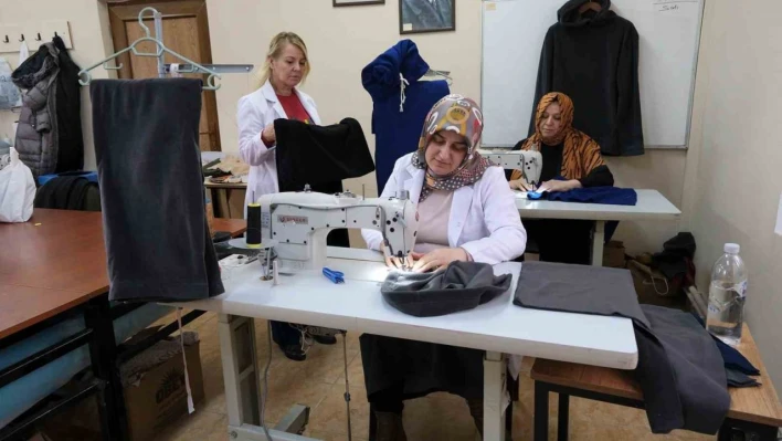 Afetzedeler üşümesin diye gündüz-gece üretiyorlar