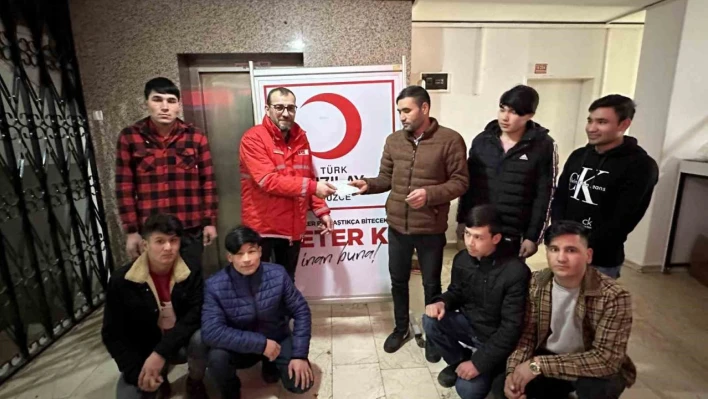 Afganistanlı gençlerden duyarlı bağış