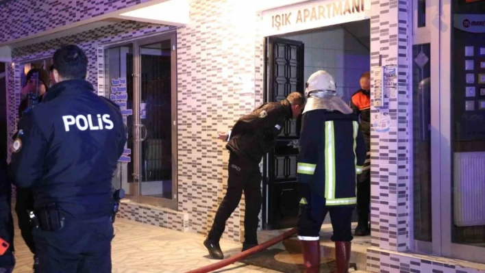 Afyonkarahisar'da bir apartmanda yangın çıktı, 3 kişi dumandan etkilendi
