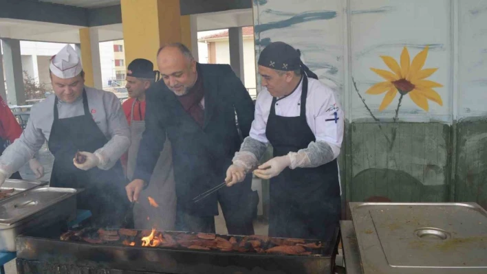 Afyonkarahisar'da sucuk mangalları depremzedeler için yandı