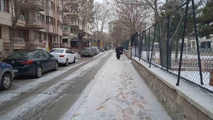 Afyonkarahisarlılar karlı bir sabaha uyandı